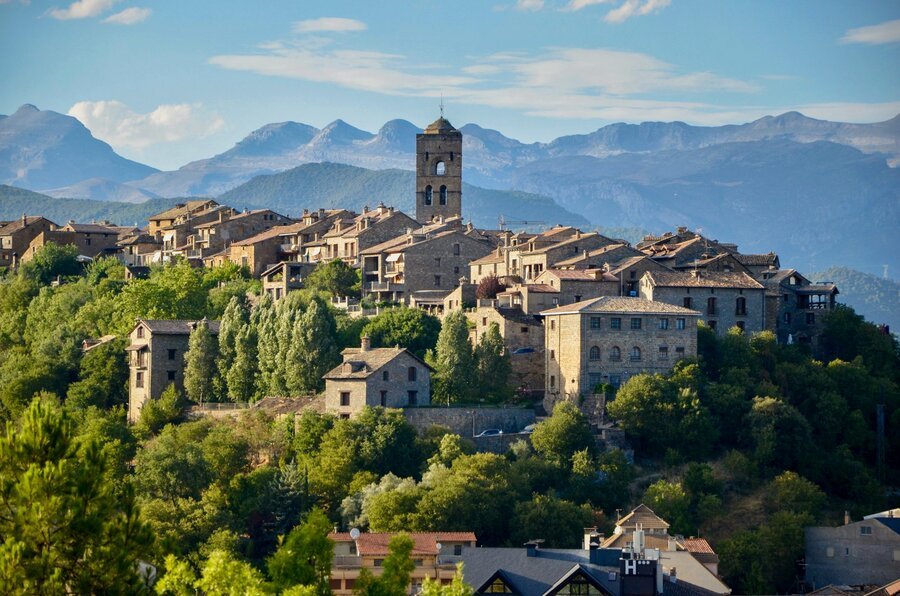 Vista del casco histórico de Aínsa con la Colegiata de Santa María