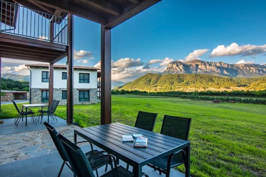 Terraza de Casas Green Ordesa con vistas al Pirineo aragonés